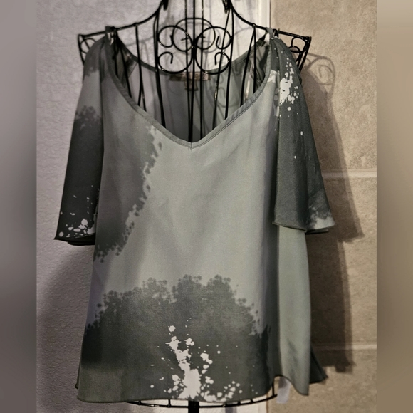 Love 21 Cold Shoulder High-Low Blouse - Picture 1 of 5